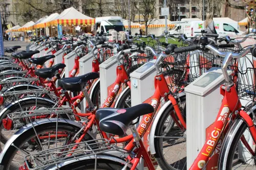 Venezia approva il nuovo contratto per il bike sharing: più mezzi, più stalli, regole più chiare