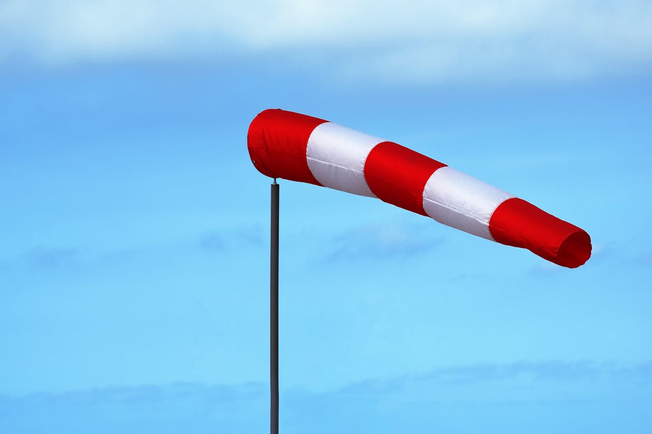 Venezia, allerta meteo per vento forte tra il 25 e il 26 marzo: chiusi i parchi recintati