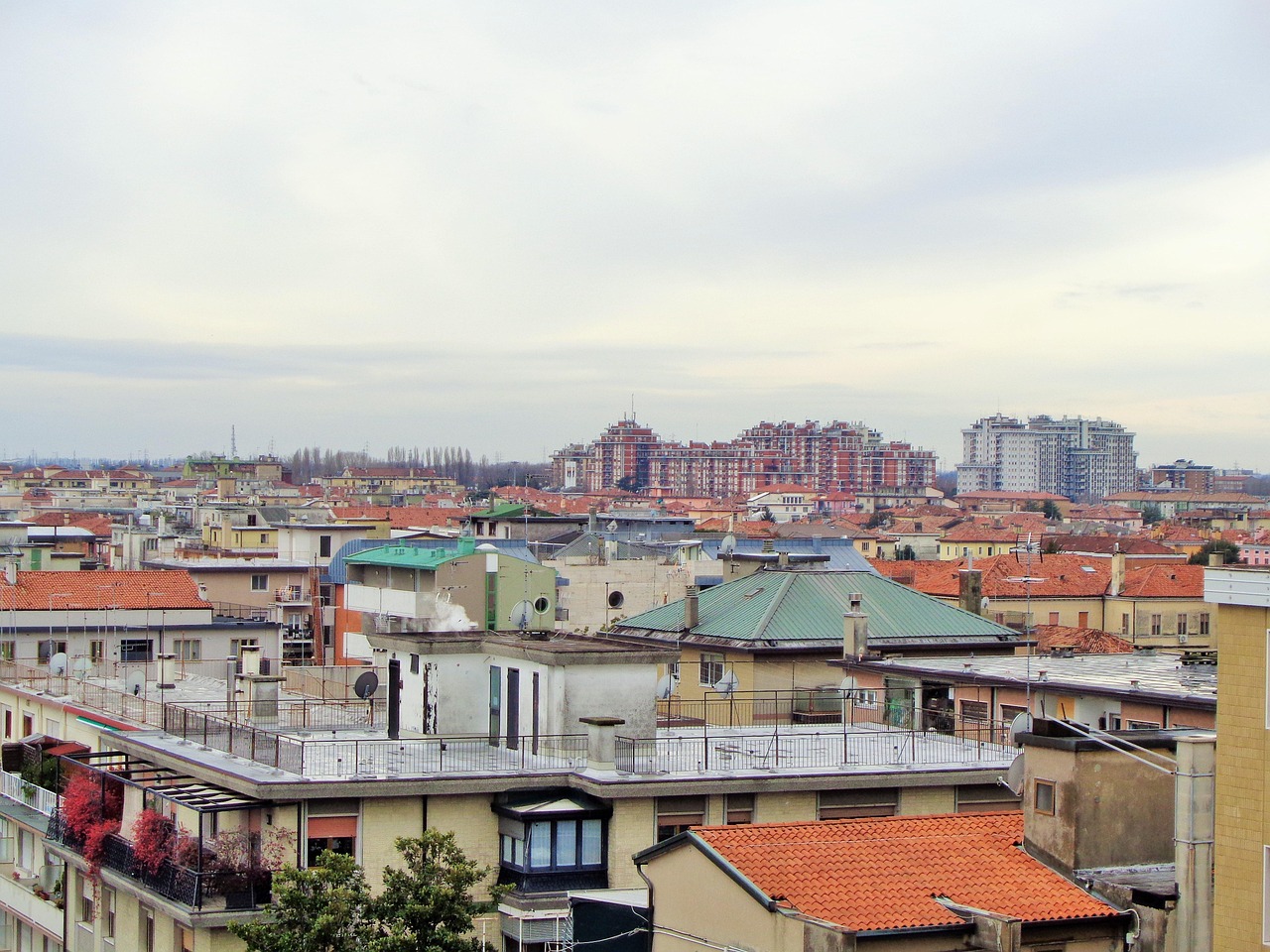 Mestre, al Candiani un incontro su Porto Marghera tra poesia, fotografia e memoria