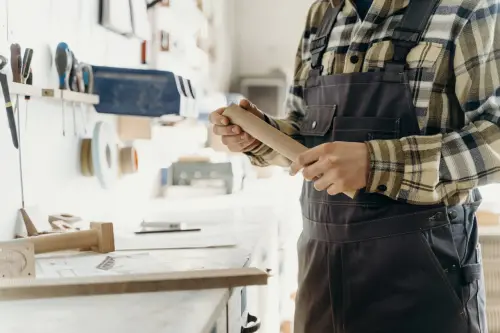 Artigiani, imprese e privati: la rete invisibile che sostiene i lavori quotidiani