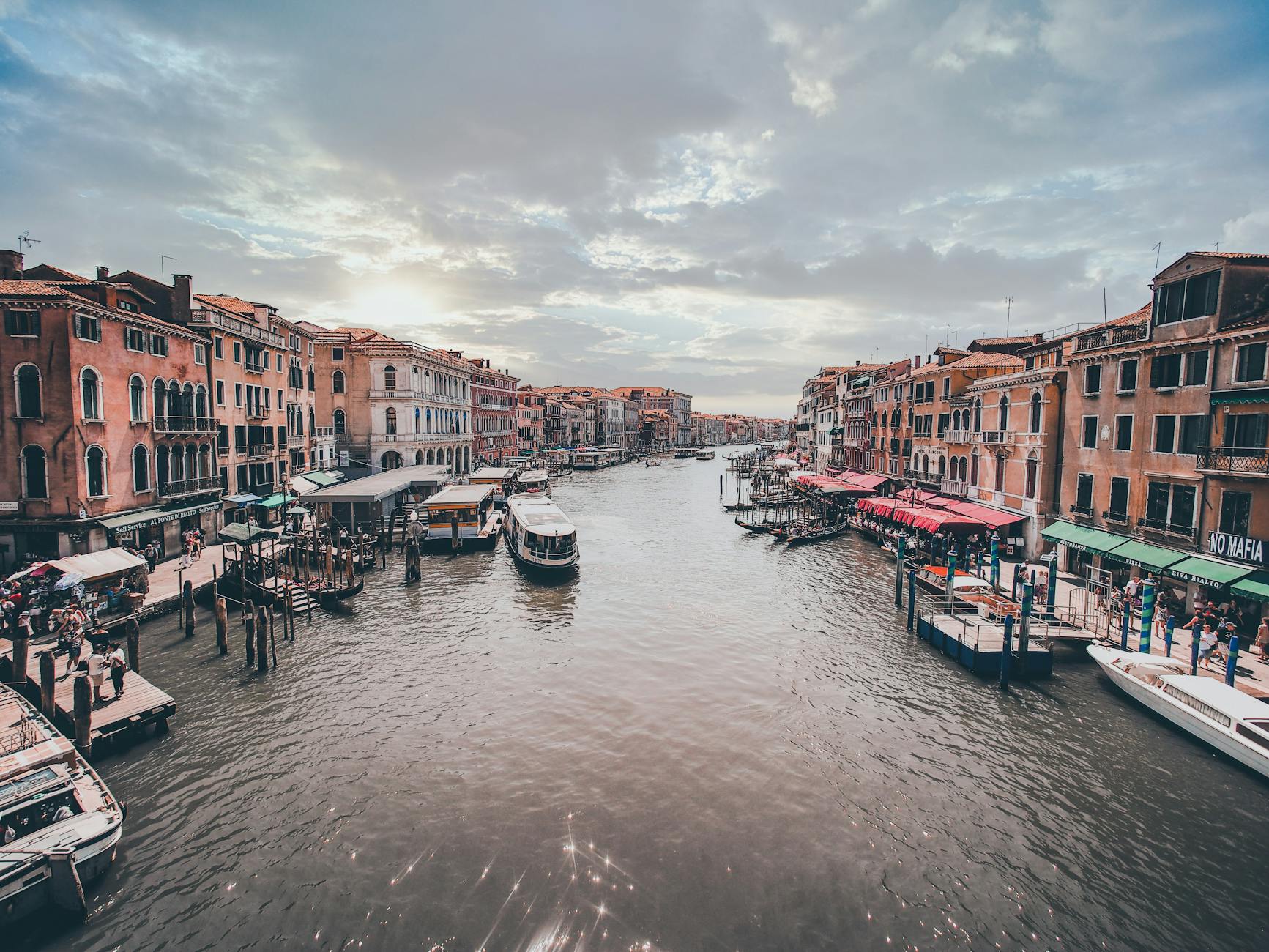 Venezia, nuovo murale a Sacca Fisola: inaugurato “L’eco del segno”