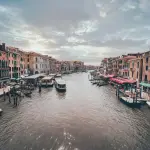 Venezia, nuovo murale a Sacca Fisola: inaugurato “L’eco del segno”