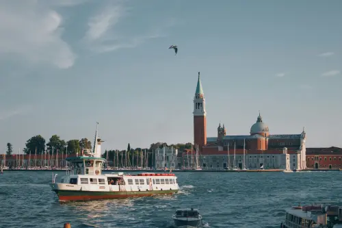 Il veneziano: storia, parole e identità del dialetto che parlava al Mediterraneo