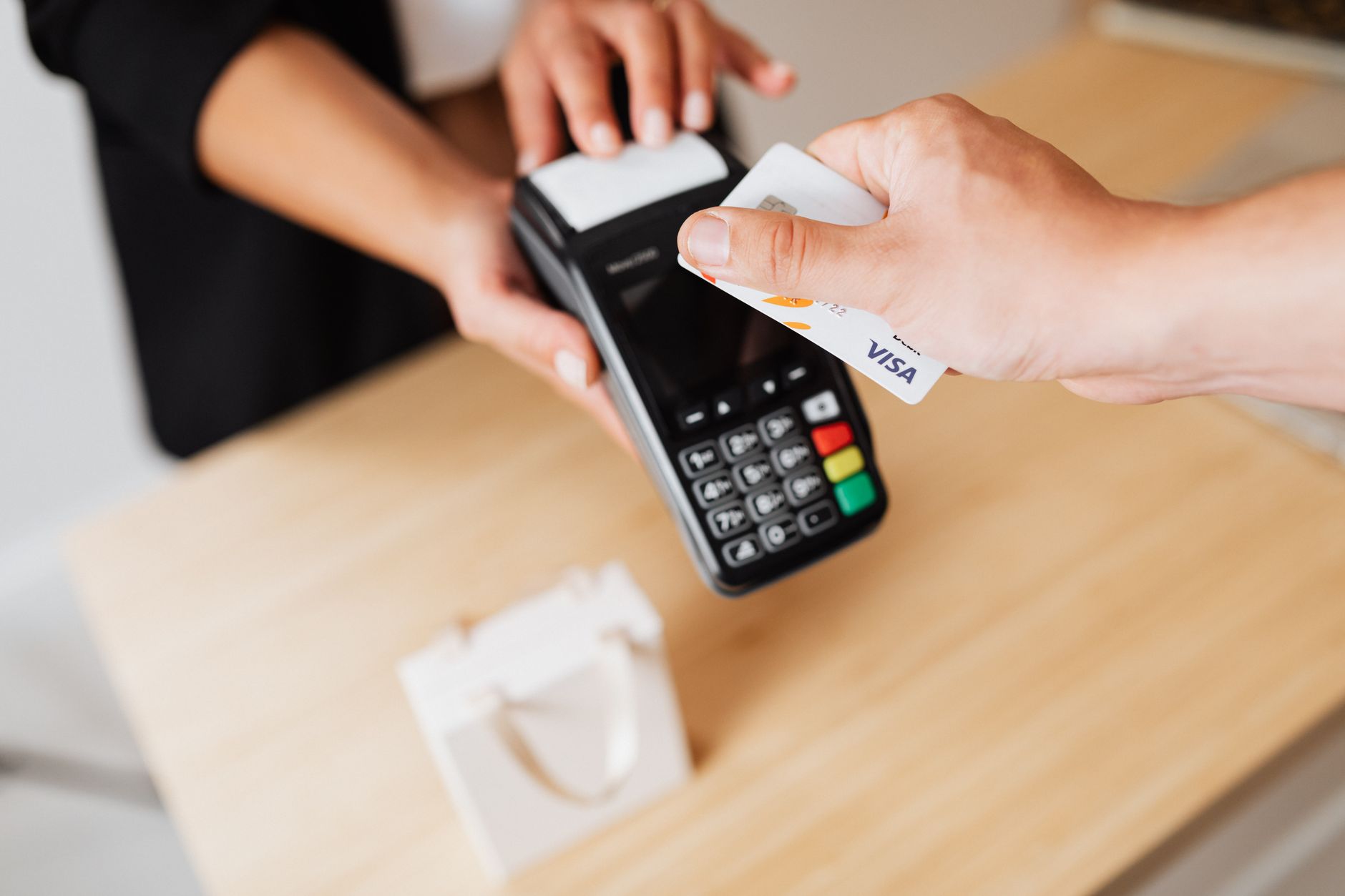 Pagamenti elettronici, nuovo protocollo per tagliare i costi Pos